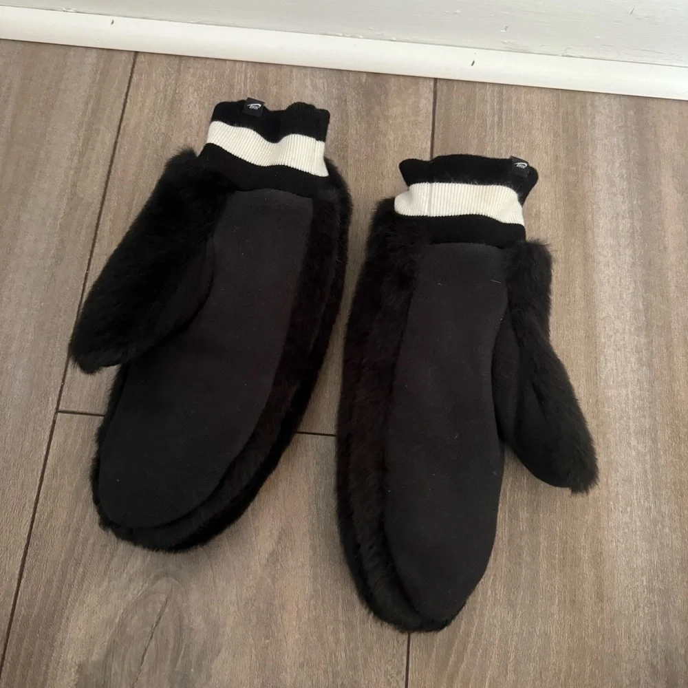 Nike women’s faux fur fleece mittens black white xs/s